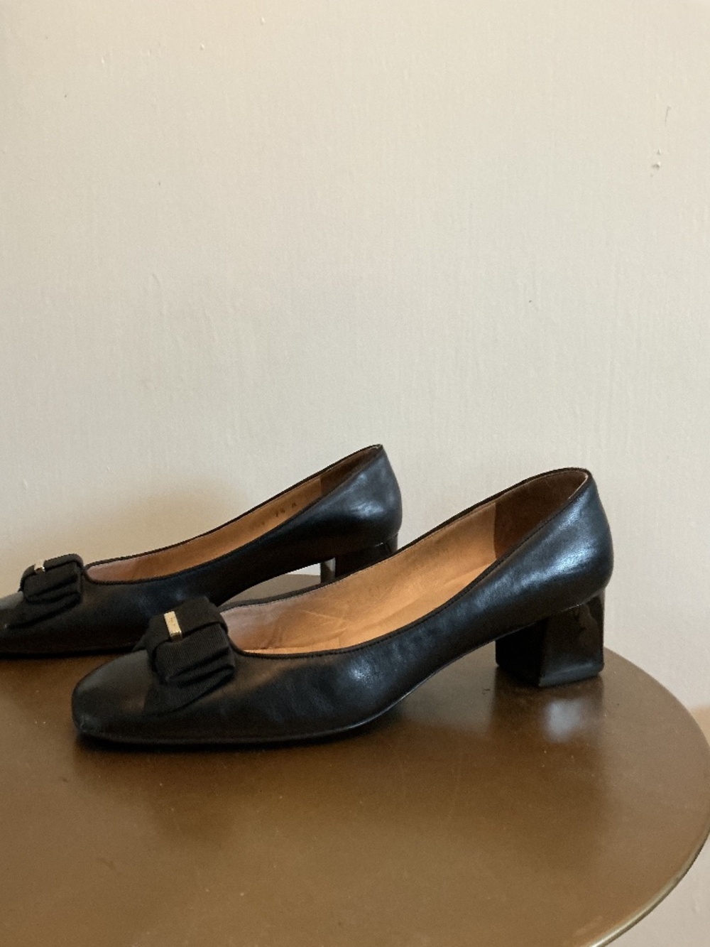 Iconic Ferragamo bow pumps black Size 7.5